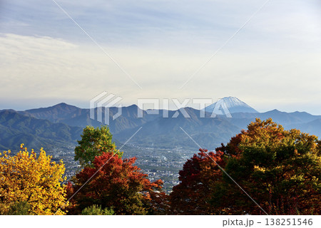 秋、甲府盆地と富士山 秋、甲府盆地と富士山 138251546