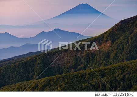 北八ヶ岳・にゅうから見る夜明けの富士山と茅ヶ岳 北八ヶ岳・にゅうから見る夜明けの富士山と茅ヶ岳 138251676