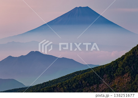 北八ヶ岳・にゅうから見る夜明けの富士山と茅ヶ岳 138251677