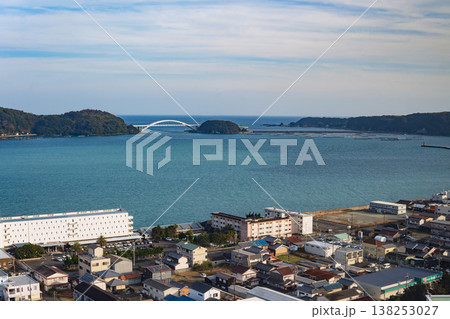 日本:紀伊半島と島を結ぶ橋の風景/和歌山県串本町 日本:紀伊半島と島を結ぶ橋の風景/和歌山県串本町 138253027