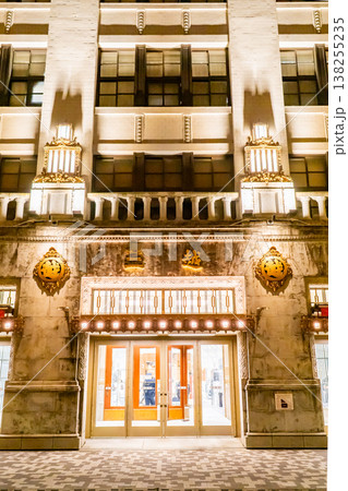 日本橋三越本店本館（重要文化財）三越伊勢丹ホールディングスの老舗百貨店　ライトアップ 138255235