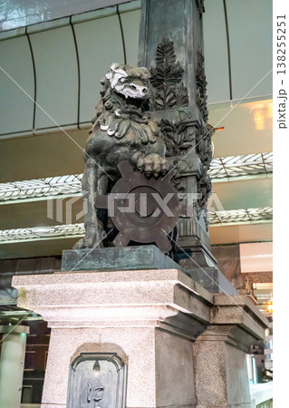 東海道の起点　日本橋（重要文化財）獅子像と東京市章　ライトアップ 138255251