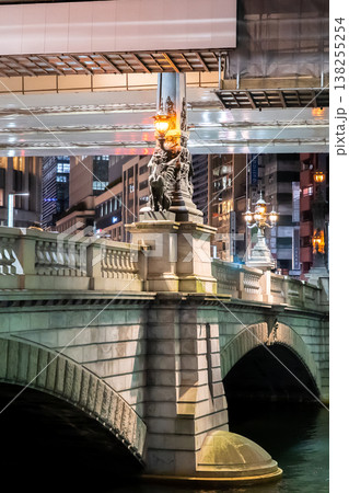 東海道の起点　日本橋（重要文化財）石造りの二連アーチ橋　ライトアップ 138255254