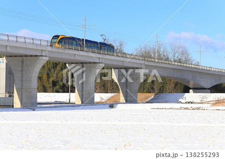 雪の中を走る電車 宇都宮ライトレール 飛山城跡駅 雪の中を走る電車 宇都宮ライトレール 飛山城跡駅 138255293
