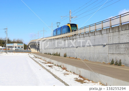 雪の中を走る電車 宇都宮ライトレール 飛山城跡駅 雪の中を走る電車 宇都宮ライトレール 飛山城跡駅 138255294