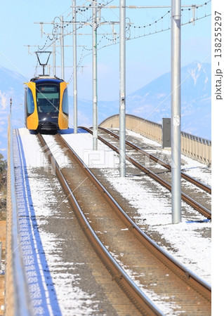 雪の中を走る電車 宇都宮ライトレール 飛山城跡駅 雪の中を走る電車 宇都宮ライトレール 飛山城跡駅 138255297