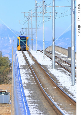 雪の中を走る電車 宇都宮ライトレール 飛山城跡駅 雪の中を走る電車 宇都宮ライトレール 飛山城跡駅 138255300
