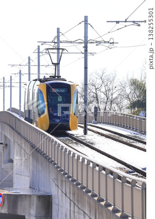 雪の中を走る電車 宇都宮ライトレール 飛山城跡駅 雪の中を走る電車 宇都宮ライトレール 飛山城跡駅 138255301