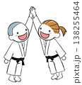 ハイタッチをする柔道部部員 138255464