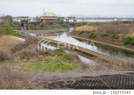 埼玉県加須市の渡良瀬遊水池の第一排水門周辺の風景 埼玉県加須市の渡良瀬遊水池の第一排水門周辺の風景 138255545