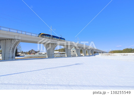 冬の晴れた日の冬景色　宇都宮ライトレール　飛山城跡駅 138255549