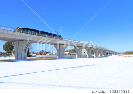冬の晴れた日の冬景色　宇都宮ライトレール　飛山城跡駅 138255551