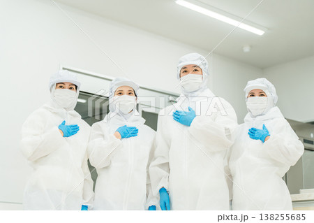 食品加工の仕事をする調理員の男女（食品衛生,食品工場,衛生服,衛生管理） 138255685