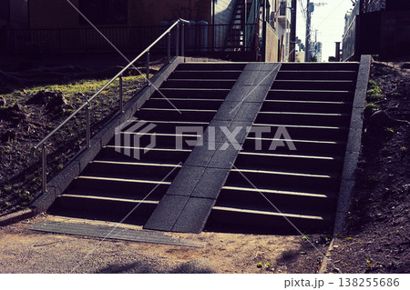 公園入口の階段 138255686