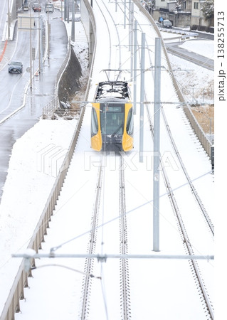 雪の中を走る路面電車　宇都宮ライトレール 138255713