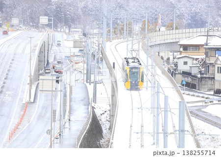 雪の中を走る路面電車　宇都宮ライトレール 138255714