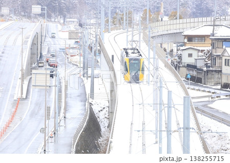 雪の中を走る路面電車 宇都宮ライトレール 雪の中を走る路面電車 宇都宮ライトレール 138255715