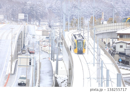 雪の中を走る路面電車 宇都宮ライトレール 雪の中を走る路面電車 宇都宮ライトレール 138255717