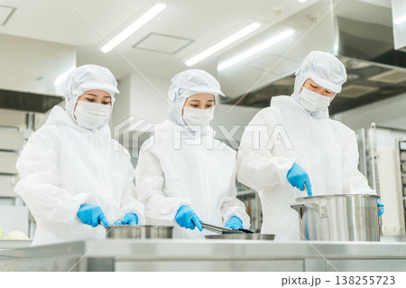 食品加工の仕事をする調理員の男女(仕込み,煮込む) 食品加工の仕事をする調理員の男女(仕込み,煮込む) 138255723