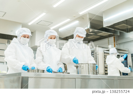 食品加工の仕事をする調理員の男女(仕込み,煮込む) 食品加工の仕事をする調理員の男女(仕込み,煮込む) 138255724