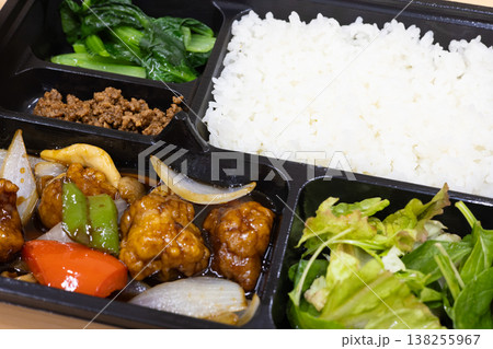 おいしい黒酢酢豚の中華弁当 138255967