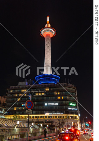 日本 京都の京都駅から望む京都タワーの夜景 日本 京都の京都駅から望む京都タワーの夜景 138256340