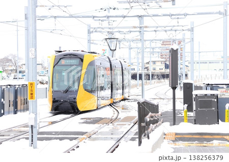 宇都宮平石停留場 「ライトレールと雪景色」 宇都宮平石停留場 「ライトレールと雪景色」 138256379