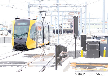 宇都宮平石停留場　「ライトレールと雪景色」 138256385
