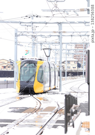 宇都宮平石停留場 「ライトレールと雪景色」 宇都宮平石停留場 「ライトレールと雪景色」 138256388