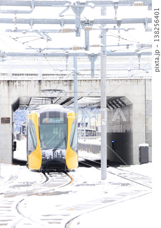 宇都宮平石停留場 「ライトレールと雪景色」 宇都宮平石停留場 「ライトレールと雪景色」 138256401