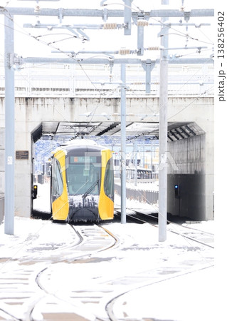 宇都宮平石停留場 「ライトレールと雪景色」 宇都宮平石停留場 「ライトレールと雪景色」 138256402