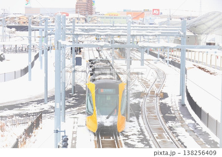 宇都宮平石停留場 「ライトレールと雪景色」 宇都宮平石停留場 「ライトレールと雪景色」 138256409