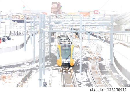 宇都宮平石停留場 「ライトレールと雪景色」 宇都宮平石停留場 「ライトレールと雪景色」 138256411