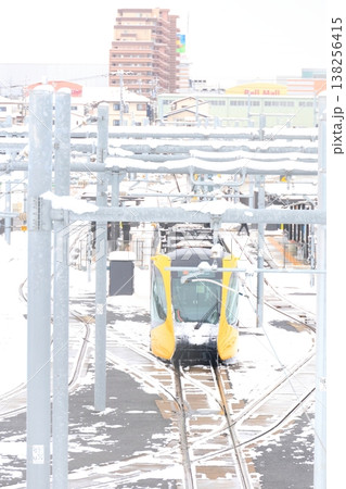 宇都宮平石停留場 「ライトレールと雪景色」 宇都宮平石停留場 「ライトレールと雪景色」 138256415