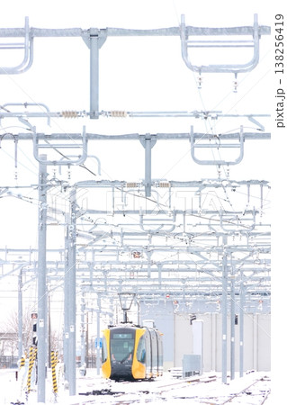 宇都宮平石停留場　「ライトレールと雪景色」 138256419