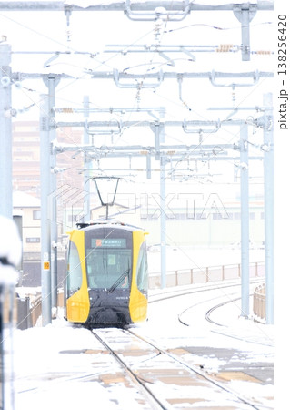 宇都宮平石停留場 「ライトレールと雪景色」 宇都宮平石停留場 「ライトレールと雪景色」 138256420