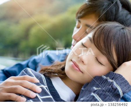 一緒に寝ているカップル　生成AI 138256492