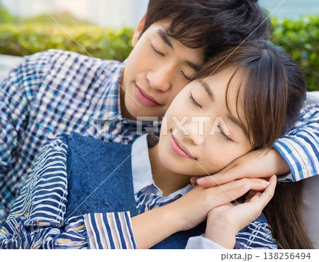 一緒に寝ているカップル　生成AI 138256494