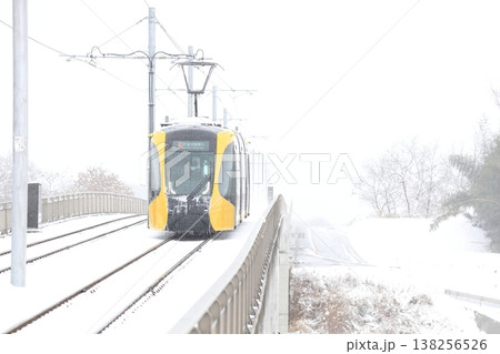 雪の中を走る路面電車 138256526