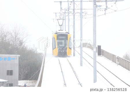 雪の中を走る路面電車 雪の中を走る路面電車 138256528