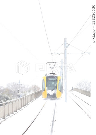 雪の中を走る路面電車 雪の中を走る路面電車 138256530