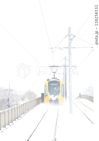 雪の中を走る路面電車 138256531