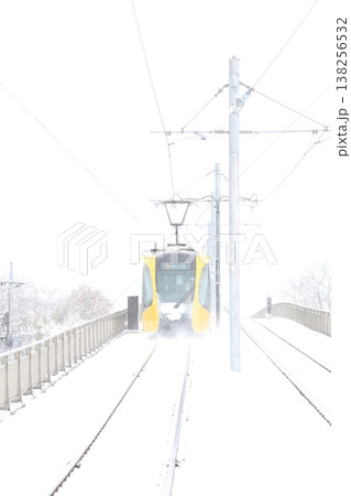 雪の中を走る路面電車 雪の中を走る路面電車 138256532