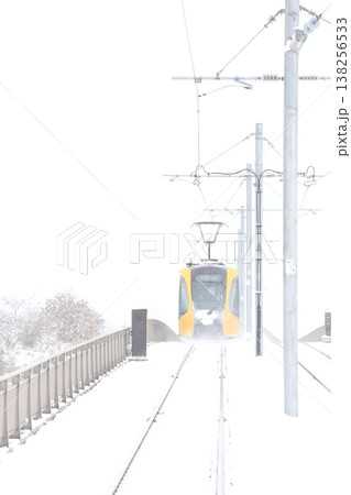 雪の中を走る路面電車 雪の中を走る路面電車 138256533