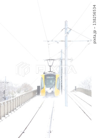 雪の中を走る路面電車 138256534