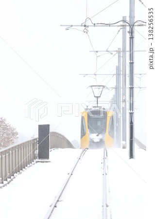 雪の中を走る路面電車 雪の中を走る路面電車 138256535