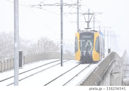 雪の中を走る路面電車 雪の中を走る路面電車 138256541