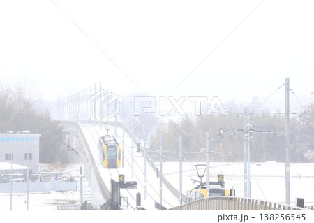 雪の中を走る路面電車 138256545