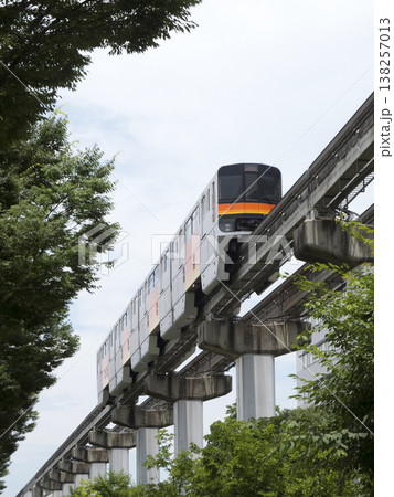 都会の上空を走るモノレール 138257013