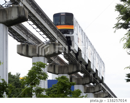 都会の上空を走るモノレール 138257014
